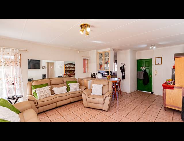 3 BEDROOM TOWNHOUSE FOR SALE IN ALBERTON NORTH